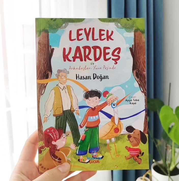 Dostluk, dayanışma ve doğayla iç içe bir serüven! Hasan Doğan’ın kaleme aldığı, Ayça Tuba Kaya’nın harika çizimleriyle hayat bulan bu kitap, çocukları eğlenceli ve öğretici bir yolculuğa çıkarıyor.