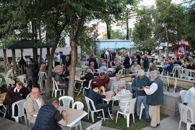 Menemene Davet
Yaklaşık yarım asırlık gelenek Menemen İftarını; bu yıl da aynı yerde, aynı duygularla yapacağız. Aramızdan ayrılarak Hakk’a yürüyenleri rahmetle anacak, yeni katılanlarla tanış olacağız.23 mart pazar günü Yenimahalle Eski Dostlar Parkı’nda buluşmak üzere.