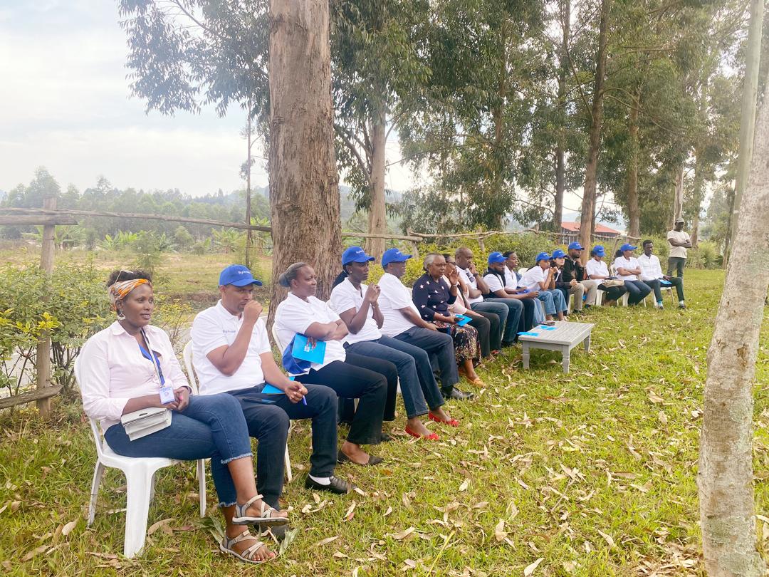 DKamonyi's tweet photo. Intore mw'ikoranabuhanga za Kamonyi kubufatanye n'irembo @byikorere twakoze ubukangurambaga mumurenge wa Musambira Twigisha abaturage kwisabira service z'irembo muricyo gikorwa cyitabiwe n'ubuyobozi bwa Leta hatanzwe telephone zirenga 20 na Mituelle  kubaturage nibindi bihembo. https://t.co/bys1sVycpS