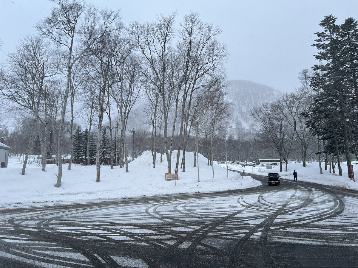今日の夕方5時頃のニセコビレッジです。

昨日の雨混じりとは思えないような雪がしんしんと降っていました⛄️⛄️⛄️

3月のカレンダーも残りあと半分❗️

冬の神様はニセコを訪れるスキーヤーをもう少し楽しませてくれそうですね☺️

#ヒルトンニセコビレッジ #ニセコ #スキー