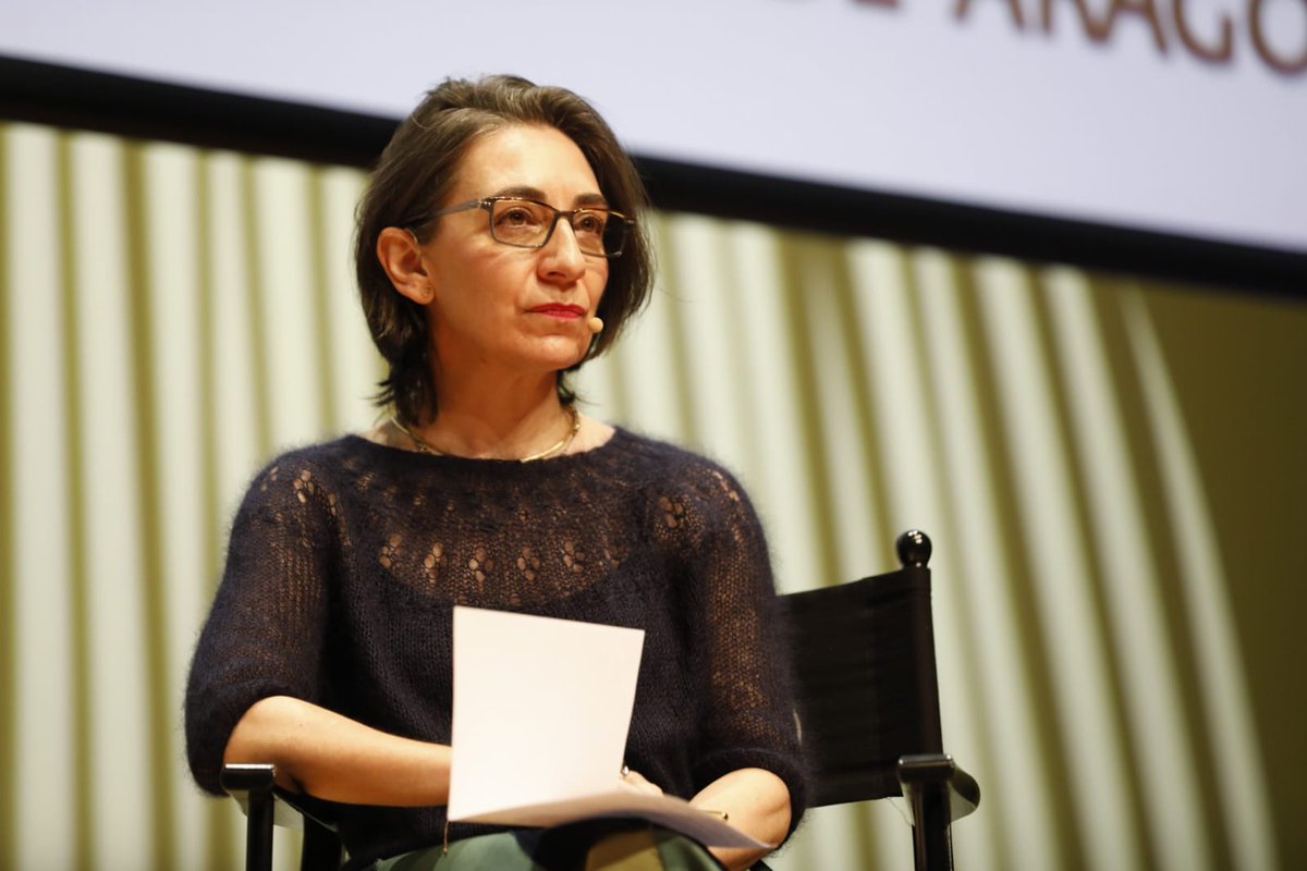 Elisa Plumed: "El diferenciarse es fundamental. Si eres uno más serás uno menos. La especialización te da valor como periodista y un valor al medio donde trabajas".

<a href="/plumedlucas/">Elisa Plumed</a> 

#CongresoHuesca #CongresoPeriodismo #CongresoPeriodismo2025