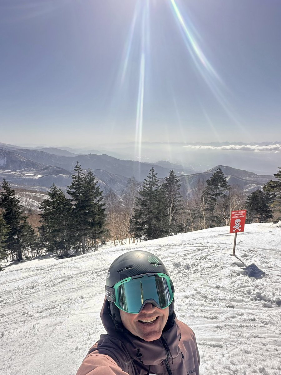 Th Japan Tour continues with some great spring days @shigakogen.jpn Amazing back drops with Nagano in the distance.
#shigakogen #sitconz #skinstructoradventures