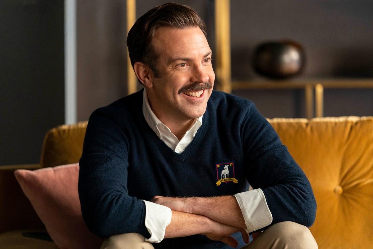 Jason Sudeikis confirme qu'une saison 4 de Ted Lasso est en développement.

"On écrit la saison 4 en ce moment. Ted entraînera une équipe féminine."

(via <a href="/newheightshow/">New Heights</a>)