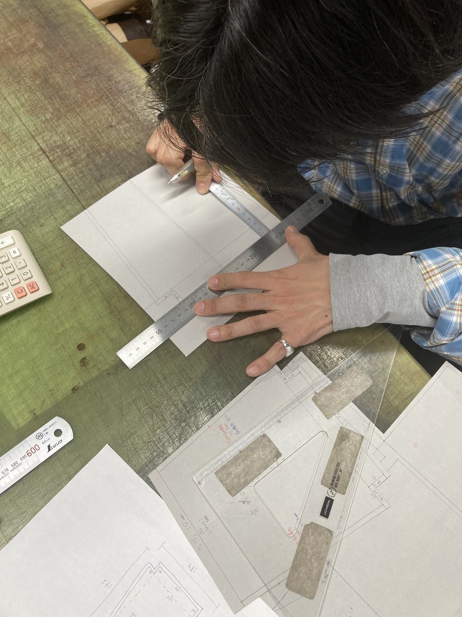 本日、アトリエでは鞄サンプル製作の日。
職人の皆さんが各々自分のサンプルに没頭していて、いつもの製作とはまた違う雰囲気になっています。
何ができるのか楽しみ。
#thewarmthcraftsmanufacture #cordovan #bag #sample #鞄 #カバン