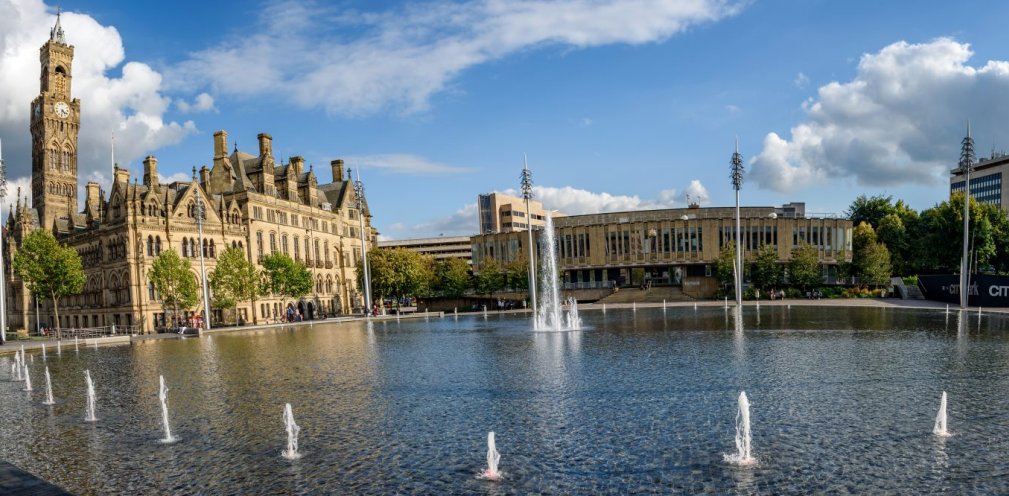 🚌Discover brilliant Bradford by bus with Great Scenic Journeys. From delicious food and beautiful views to museums, sports and much more, the bus is the perfect way to reach the wonders of the Bradford district.

greatscenicjourneys.co.uk/bustling-brill…