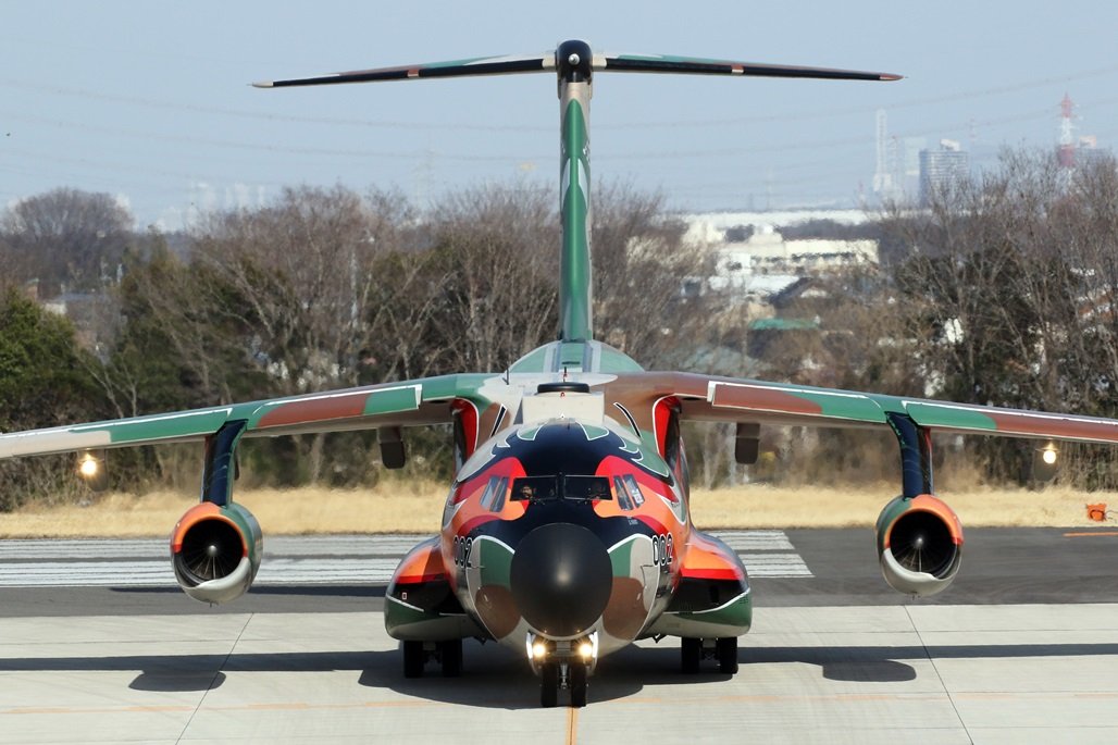 aya01flt's tweet photo. ラストフライト終了、着陸後、ハイスピードタキシーを実施。滑走路から降りて暫くホールド、そして隊旗を出してゆっくりタキシングしてエプロンに戻りました。この時、無線にて外柵沿いの観客に対して感謝のメッセージが機長より読み上げられたのをラジオ越しに聴いた時、涙しました。
#入間基地
#C_1 https://t.co/6p3Z7JiBED