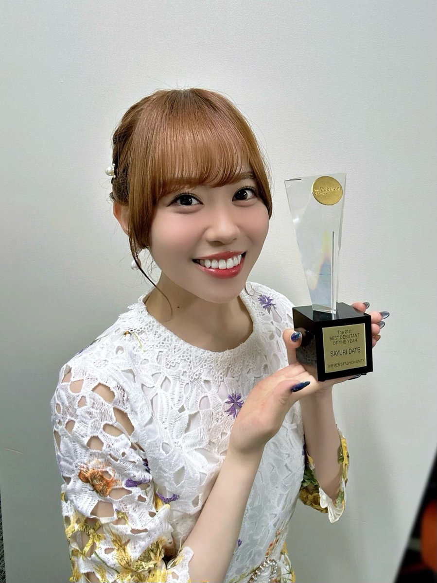 SayuriDate's tweet photo. 『第21回ベストデビュタント賞』
アーティスト部門を受賞させていただきました...！🙇‍♀️💐

大好きな原宿で...🌟
応援して下さるあなたのおかげです！
本当にありがとうございます！！

授賞式のアーカイブもございます🌱
https://t.co/N4UT2osFc5

https://t.co/cW53pxvD0D
(↑撮ってもらいました笑🏆) https://t.co/0fr4lliPIs