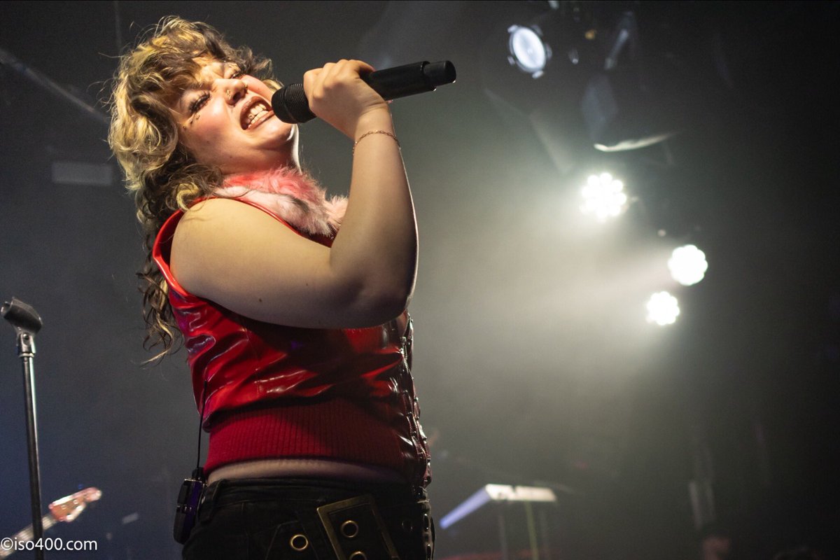 Breaking Glass Magazine (@breakglassmag) on Twitter photo Great performance by Lola Young at Chalk in Brighton last night, ably supported by Bug Eyed. Full gallery by Mike Burnell here…
breakingglassmagazine.com/2025/03/14/liv…
📸 <a href="/iso400photo/">iso400 Mike</a>
🎤 <a href="/lolayounggg/">LOLA YOUNG</a>
🎤 <a href="/Bug_Eyed_Band/">Bug Eyed</a>
🏛 <a href="/chalkvenue/">Chalk Venue</a> Great performance by Lola Young at Chalk in Brighton last night, ably supported by Bug Eyed. Full gallery by Mike Burnell here…
breakingglassmagazine.com/2025/03/14/liv…
📸 <a href="/iso400photo/">iso400 Mike</a>
🎤 <a href="/lolayounggg/">LOLA YOUNG</a>
🎤 <a href="/Bug_Eyed_Band/">Bug Eyed</a>
🏛 <a href="/chalkvenue/">Chalk Venue</a>