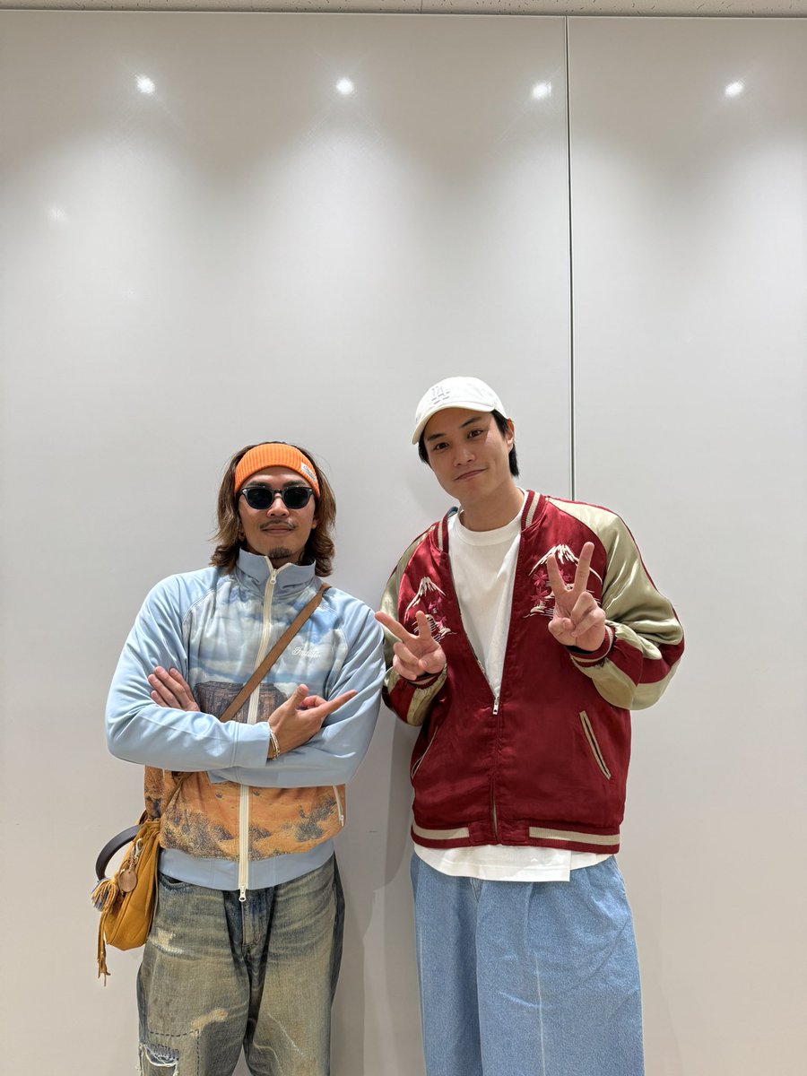 鈴木伸之1stライブ「Action」info (@n_suzuki_live) on Twitter photo 🎙️✨
昨日、セトリなどの打合せを行いました😳
非常にエモい💭💭💭
皆さんに聞いて欲しい楽曲ばかりで、
鈴木のAction楽曲はもちろん
何を歌うか...🤔
KAZさんとは何を歌うのか...?🤔
お楽しみに☺︎
e-ticketbook.com/suzuki-action/…
<a href="/ryuto_staff/">KAZ(数原龍友/GENERATIONS) staff</a> 🎙️✨
昨日、セトリなどの打合せを行いました😳
非常にエモい💭💭💭
皆さんに聞いて欲しい楽曲ばかりで、
鈴木のAction楽曲はもちろん
何を歌うか...🤔
KAZさんとは何を歌うのか...?🤔
お楽しみに☺︎
e-ticketbook.com/suzuki-action/…
<a href="/ryuto_staff/">KAZ(数原龍友/GENERATIONS) staff</a>