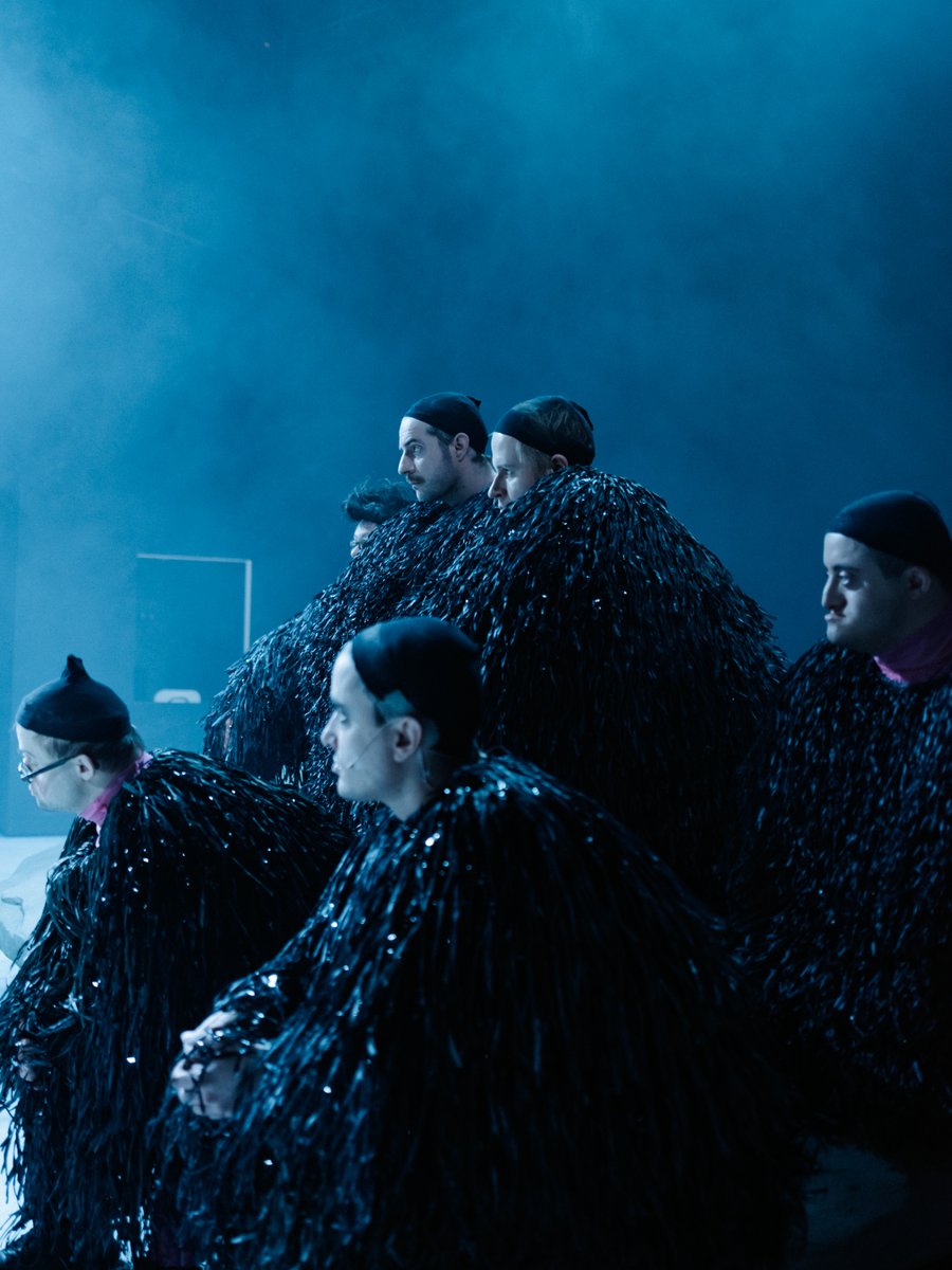 Heute Premiere: DIE VÖGEL von Lilja Ruprecht mit dem Theater Hora 🐦‍⬛🪶❤️ schauspielhaus.ch/de/kalender/30…