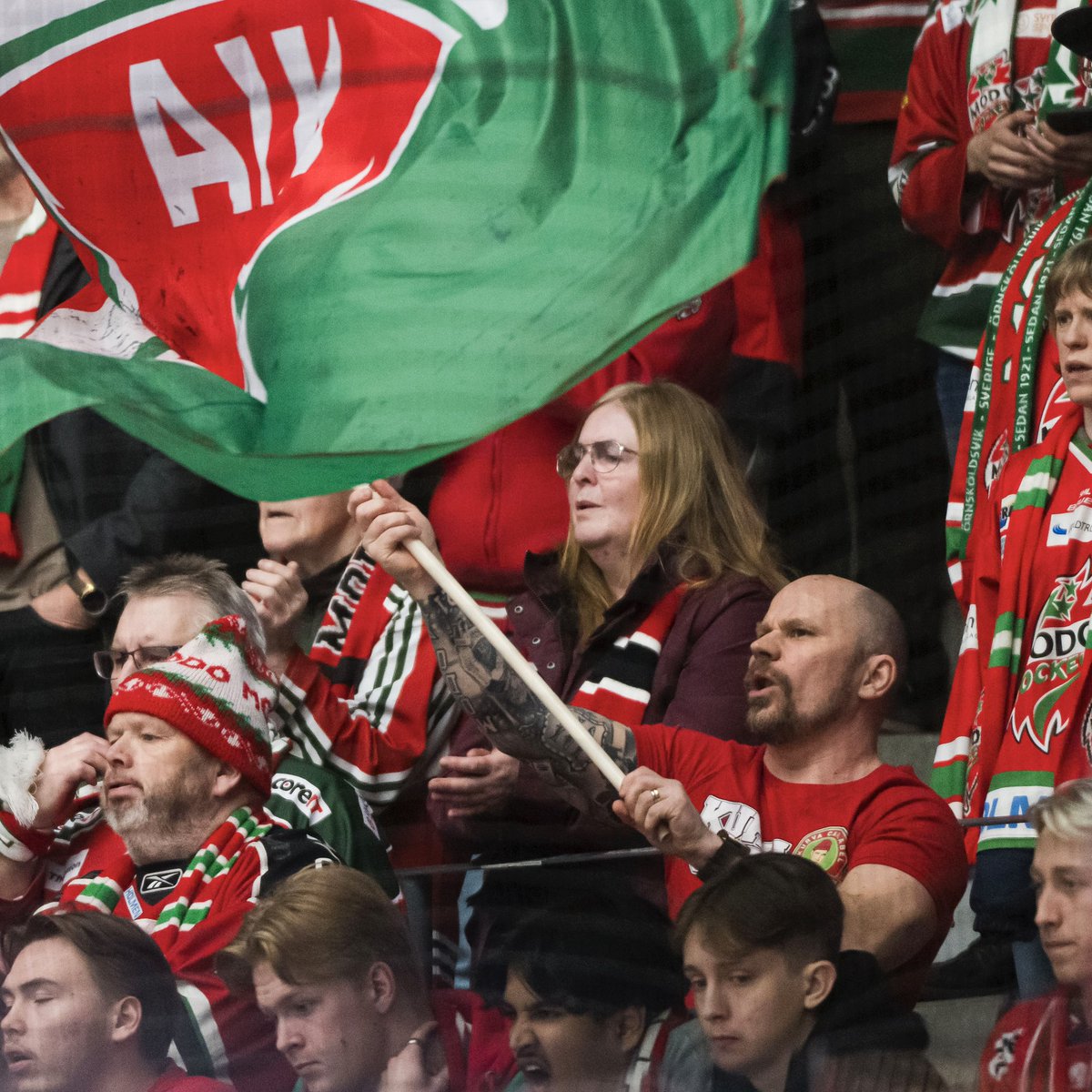 Det finns en lösning på nervositet och anspänning som fungerar varje gång i arenan. Sjung med. Skrik, reagera och lev er in. Stötta i alla lägen och upplev matchen tillsammans, oavsett vad som står på tavlan. Framåt! #modose