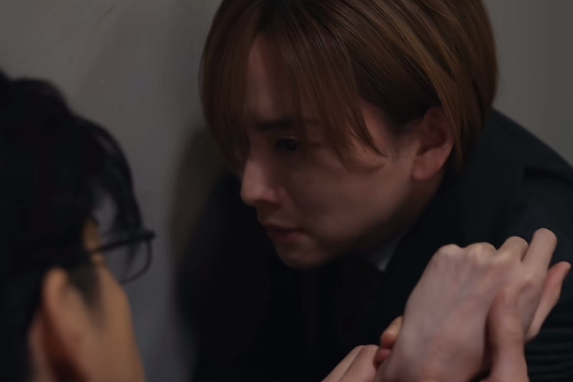 T9pb9dG4db41717's tweet image. このシーンの個人的沼ポイントは、中島裕翔さんが板垣李光人さんの手を親指でスリスリしてるところです。（おそらく本人は無意識）

#秘密 #THETOPSECRET #中島裕翔 #板垣李光人