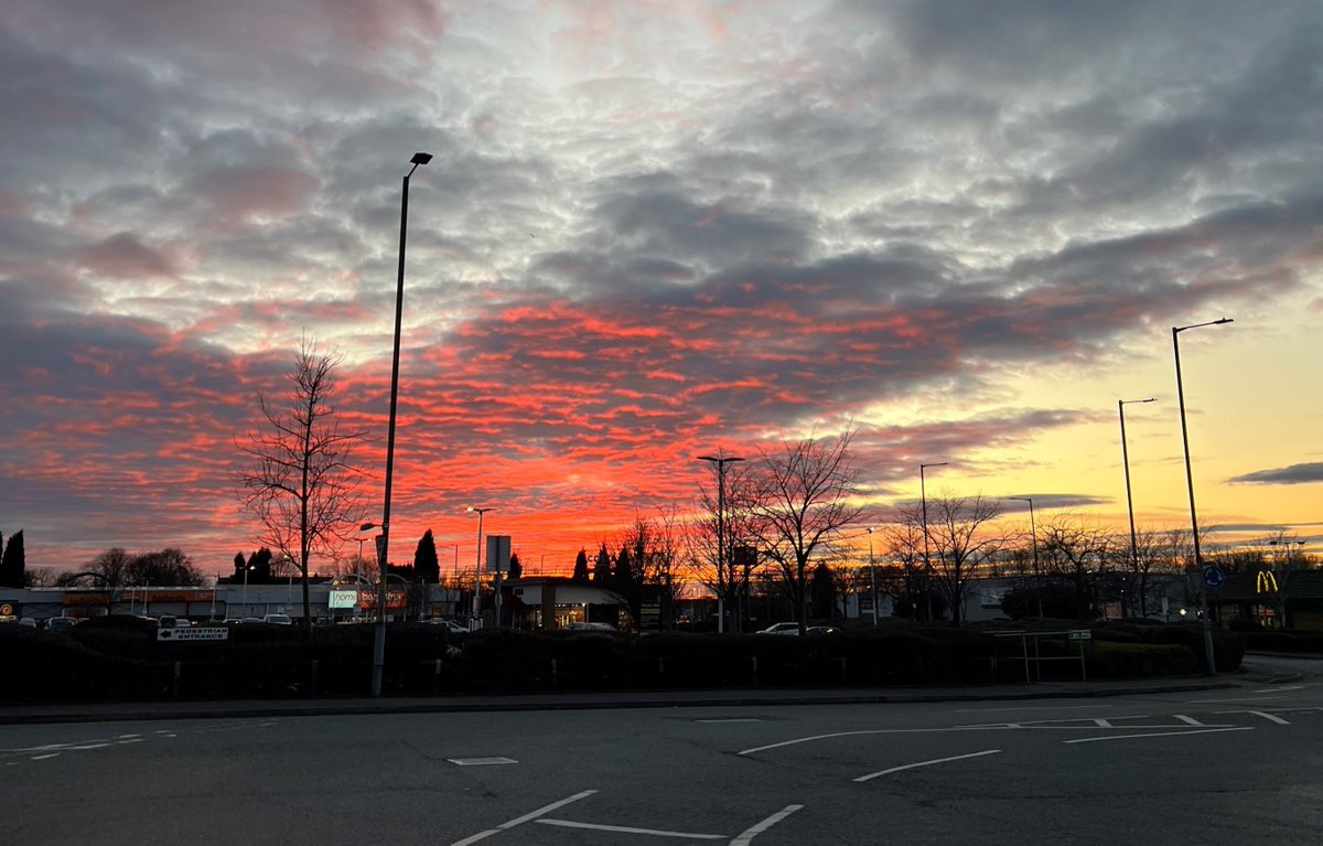 TamesideCouncil's tweet photo. #FindUsFridays
The sun is now setting later, meaning more of us are catching the sunset after work!π π
Does anyone know where we took this sunset photo in Tameside?
#ProudTameside https://t.co/DvVibTT1ew
