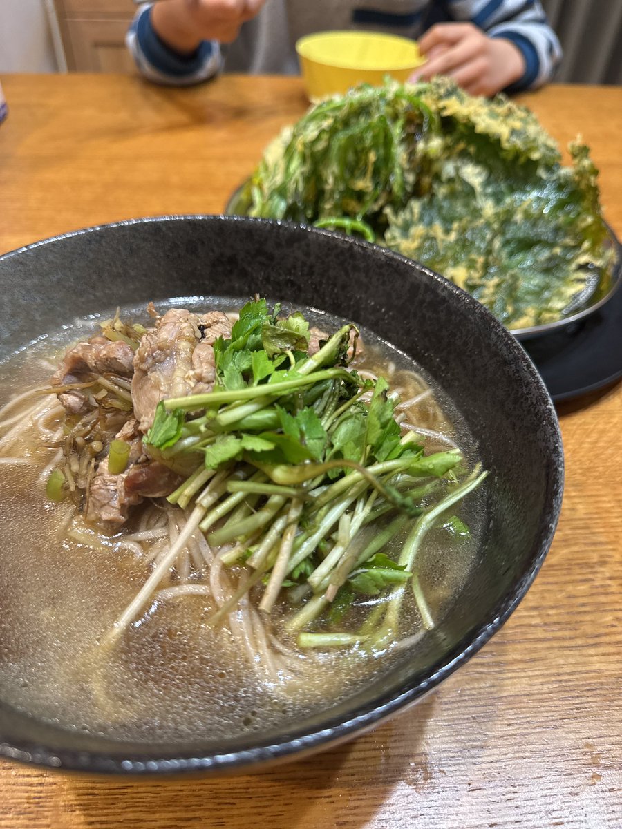 kero_gohan's tweet photo. スーパーの前で露店販売していたお漬物屋さんでせりと菜の花が100円だったので、春野菜の天ぷらとせりそば！
子供には、そうめんを！そばを食べない子供たちそばが食べたい大人達笑
 #Twitter家庭料理部 #おうちごはん #居酒屋メニュー #定食メニュー #料理好きな人と繋がりたい #おうち居酒屋 https://t.co/pnTI5sN95u