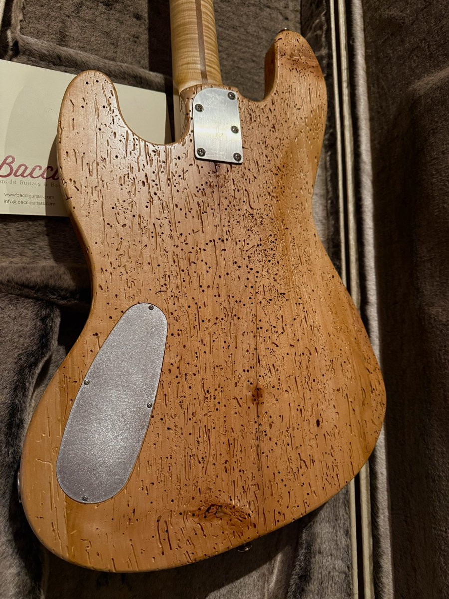 yokokugami's tweet image. My new gear...

BACCI / Amrita Woodworm Michael League

BACCI購入させて頂きました。
ボディは虫食いで穴だらけのアルダー材が使われています。本当に穴だらけです。
弾いていてワクワクしてくる楽器にまた出会えました。

#mynewgear
#bacci
#amrita #woodworm #bacciguitars