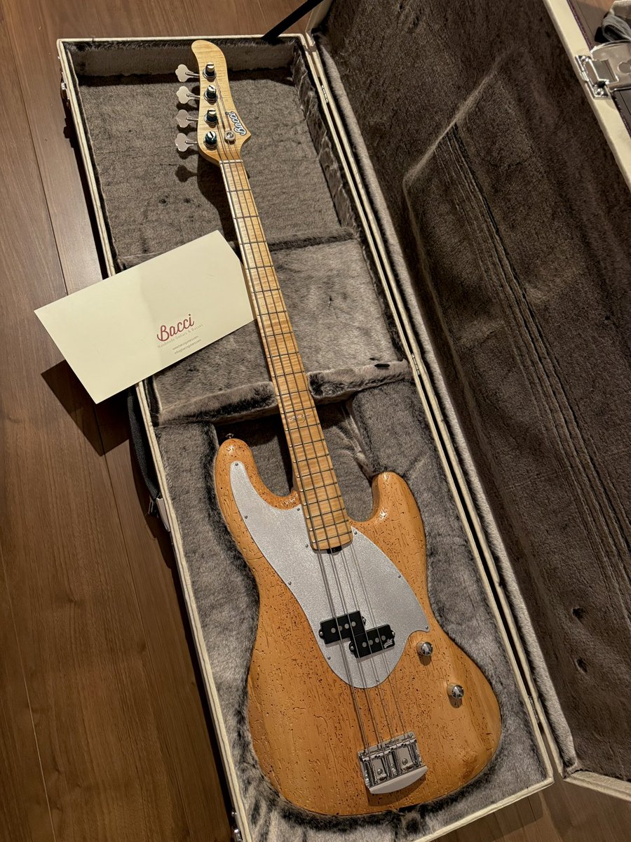 yokokugami's tweet image. My new gear...

BACCI / Amrita Woodworm Michael League

BACCI購入させて頂きました。
ボディは虫食いで穴だらけのアルダー材が使われています。本当に穴だらけです。
弾いていてワクワクしてくる楽器にまた出会えました。

#mynewgear
#bacci
#amrita #woodworm #bacciguitars