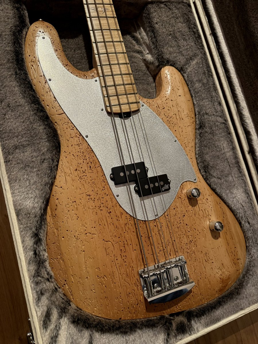 yokokugami's tweet image. My new gear...

BACCI / Amrita Woodworm Michael League

BACCI購入させて頂きました。
ボディは虫食いで穴だらけのアルダー材が使われています。本当に穴だらけです。
弾いていてワクワクしてくる楽器にまた出会えました。

#mynewgear
#bacci
#amrita #woodworm #bacciguitars