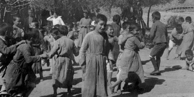 Osmanlı çok kızar ; ama çocuklara...!?

ALIN SİZE OSMANLI misyonu...

Nisan 1917...
Berlin’deki gara bir tren yanaşır. İçinden 14-16 yaşlarında 314 çocuk iner şaşkın ve meraklı bakışlarla. 

Almanya’ya zirai alanlarda çırak olarak çalışmaya gelen bu çocuklar,  Osmanlı’nın yetim