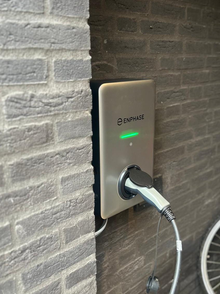 De nieuwe #enphase #laadpaal geïnstalleerd bij een klant. Deze klant laad zijn auto nu alleen maar op bij lage stroom tarieven icm een dynamisch energietarief. Benieuwd wat SunCharged voor jou kan doen? Laat je gegevens achter. suncharged.nl/verduurzamen
