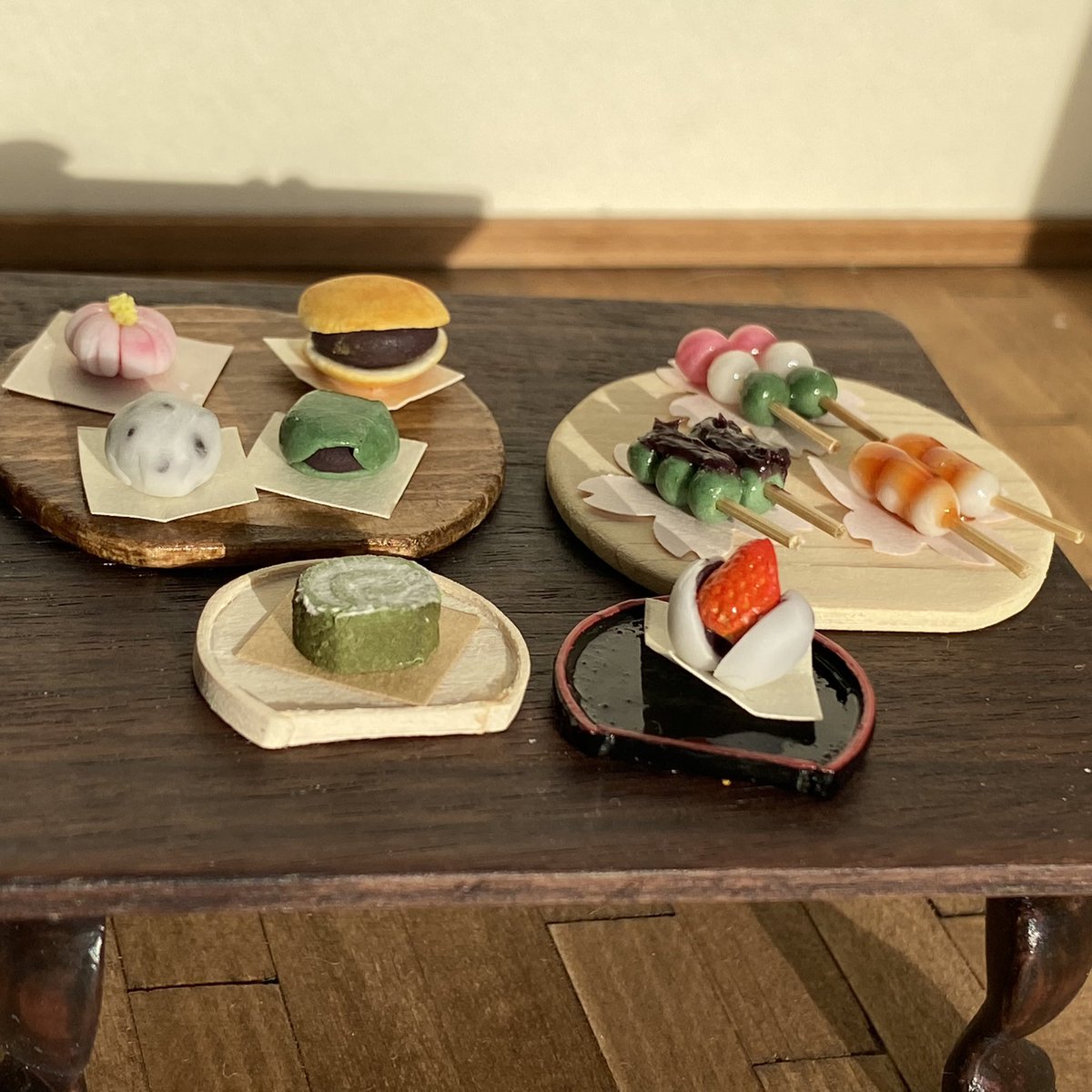 pokiko_i7's tweet photo. 新作①
おうちカフェドリンク  600円 
マグカップにはブラックコーヒー、ミルク入りコーヒー、カフェオレが入っています
アイスカフェラテもご用意しました！
マグカップの色・柄は写真以外もありますので、お気に入りの一杯を見つけてください😘

小さなお茶菓子  300円
指乗サイズの生菓子です🍡 https://t.co/ShZk2Aic5p