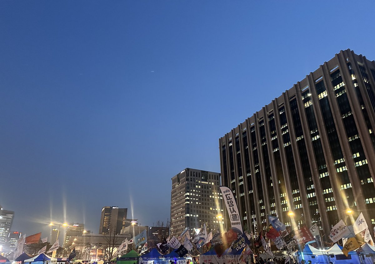 오늘도 광장이 가득찼다.

헌재는 즉각 윤석열을 탄핵해라!!!