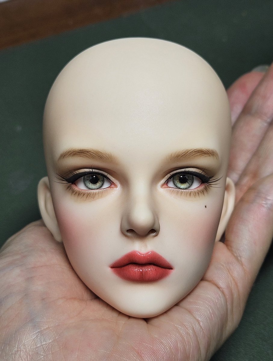 이플하우스 베라
레드립에 도전! 넘 이쁘고 얼굴 넘작은 베라.. 금발이나 캐롯을 생각하고 그렸는데 가발이 없었어요... 근데 블랙도 이뿌네요🥹