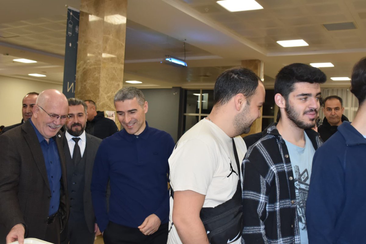 📍Uşak Mehmet Hacım Erkek Öğrenci Yurdu 

Uşak Valisi Sayın Naci AKTAŞ  ve İlimiz protokolü Mehmet Hacım Erkek Öğrenci Yurdunda barınan gençlerle Sahurda bir araya geldi. 

Sahur Vakti Dua Vaktidir. Hayırlı Sahurlar 🤲