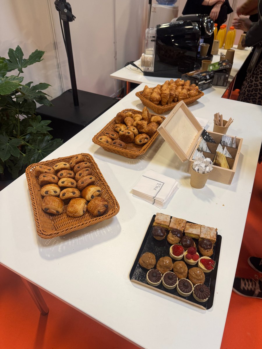 Pour cette troisième journée, l’équipe de Notre Temps, accompagnée de celle de QUINZE MAI (société organisatrice du Salon des Seniors), a organisé un petit déjeuner 🥐☕. Ce moment privilégié a permis de rencontrer les exposants et d’échanger sur divers sujets liés au salon.
