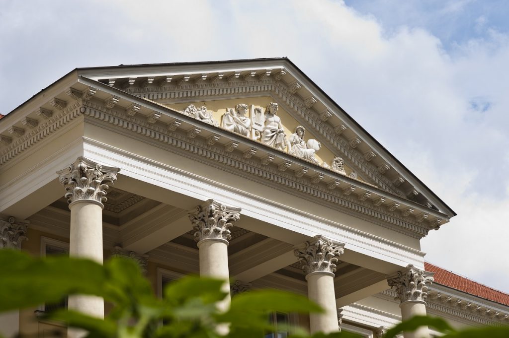 Archeologia, historia, języki nowożytne i prawo zostały uznane za najlepsze dyscypliny naukowe na #UW przez twórców Quacquarelli Symonds World University Rankings by Subject – zajęły miejsca 101–150. W zestawieniu uwzględniono 2⃣4⃣ dyscypliny prowadzone na Uniwersytecie