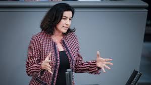 Letztens wurden die mögliche Ministerriege
des Herrn Merz gezeigt,  Außenminister
Dorothee Bär. Für uns würde sich also garnichts
ändern, nur dass dann am
Bär kein Bock mehr hängt.
🤣🤣🤣🤣🤣🤣🤣🤣🤣