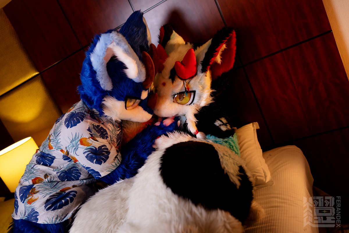 #FursuitFriday
丹玉：这就是恶龙吗，好逊哦~这么简单就踩在脚下了呢……？诶诶诶？怎么突然认真起来了！？
泷云：宝贝，稍微让着你点，可别太过分哦w
美丽的：@龙幻 🥩：@橘猫猫
📷：<a href="/lyfx2020/">FerandEX·翼轩</a>