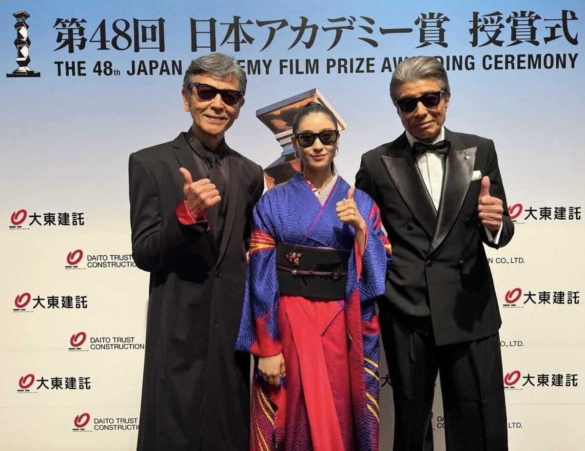 日本アカデミー賞協会 (@japanacademy) on Twitter photo 話題賞を受賞した「帰ってきた あぶない刑事」に出演の舘ひろしさん、柴田恭兵さん、土屋太鳳さんがトレードマークのサングラスをかけて仲良く3ショット❗
#日本アカデミー賞 #第48回日本アカデミー賞 <a href="/abudeka_is_back/">映画『帰ってきた あぶない刑事』公式</a> 話題賞を受賞した「帰ってきた あぶない刑事」に出演の舘ひろしさん、柴田恭兵さん、土屋太鳳さんがトレードマークのサングラスをかけて仲良く3ショット❗
#日本アカデミー賞 #第48回日本アカデミー賞 <a href="/abudeka_is_back/">映画『帰ってきた あぶない刑事』公式</a>