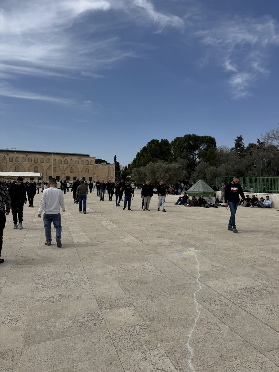 ناقصة أهلنا بالضفة وغزة ويمتلئ المسجد 💔