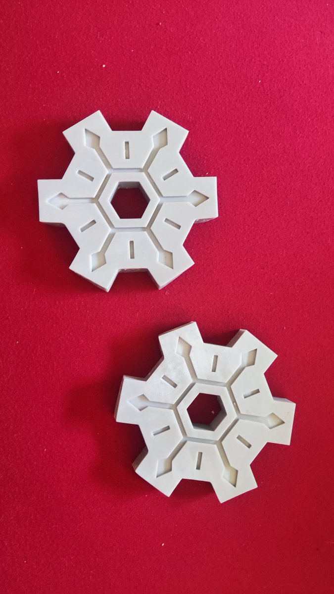 prisma_lux's tweet image. Engranajes del Tiempo ⚙️🌿 #PokemonMundoMisterioso
#PMM
#PokemonMysteryDungeon
#PMD

Esta ha sido la primera prueba de impresión, quizás los imprima en resina translúcida turquesa y ajuste los soportes para la versión final.