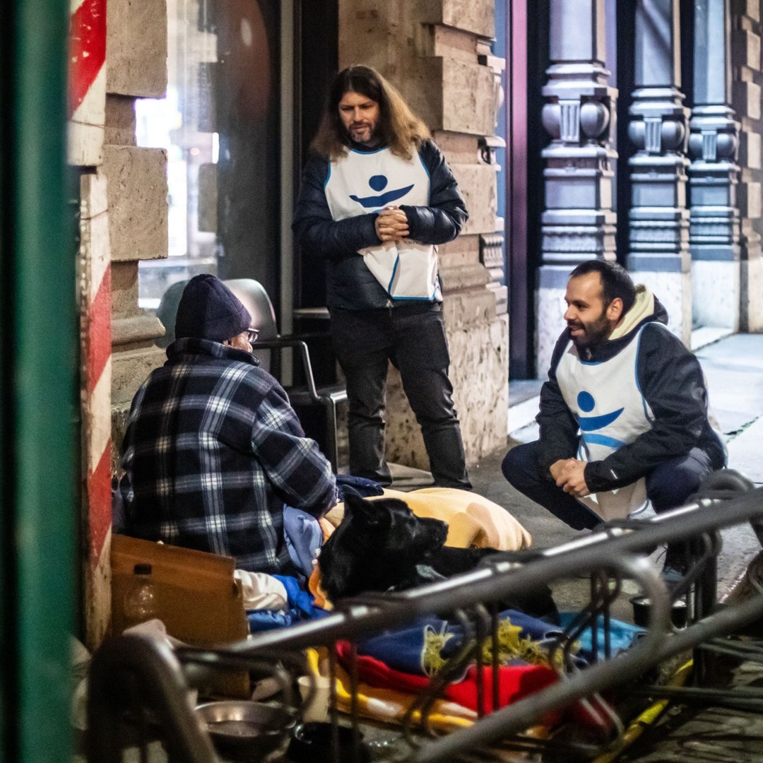 “In strada, senza amici, uno muore di solitudine. Se una persona s’interessa a te, già cambia tutto.”
#ProgettoArca #UnitàDiStrada #Senzatetto