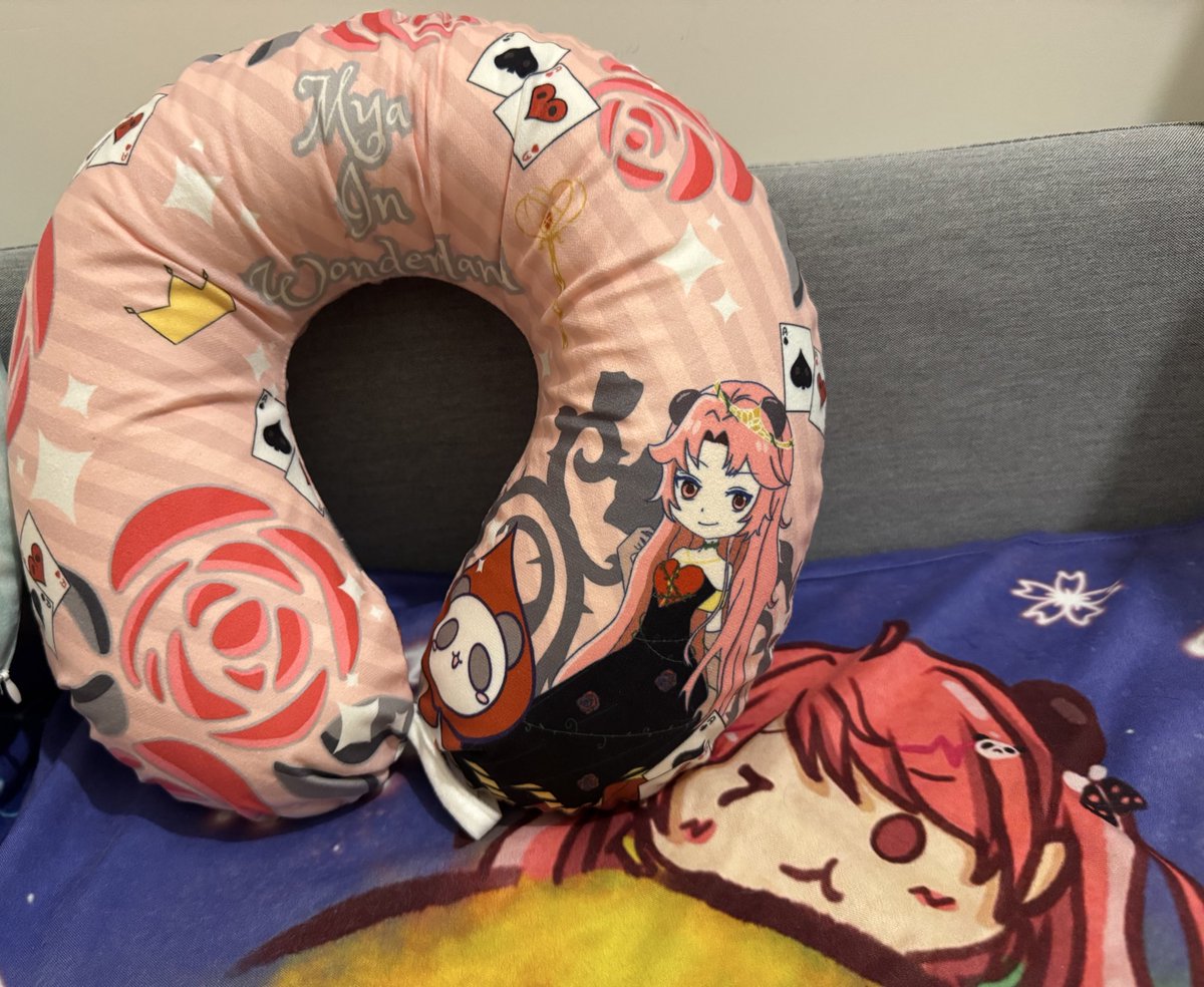 RG32 夢遊仙境系列商品
是愛麗絲比🐰🕐&amp;紅心女王米亞♥️🐼
頸枕是記憶棉而且觸感也太好摸了 ~
下次旅行決定要帶去用✨

#RG32HKVgoods 
#拉麵包
#有色芝士
#mya_rt