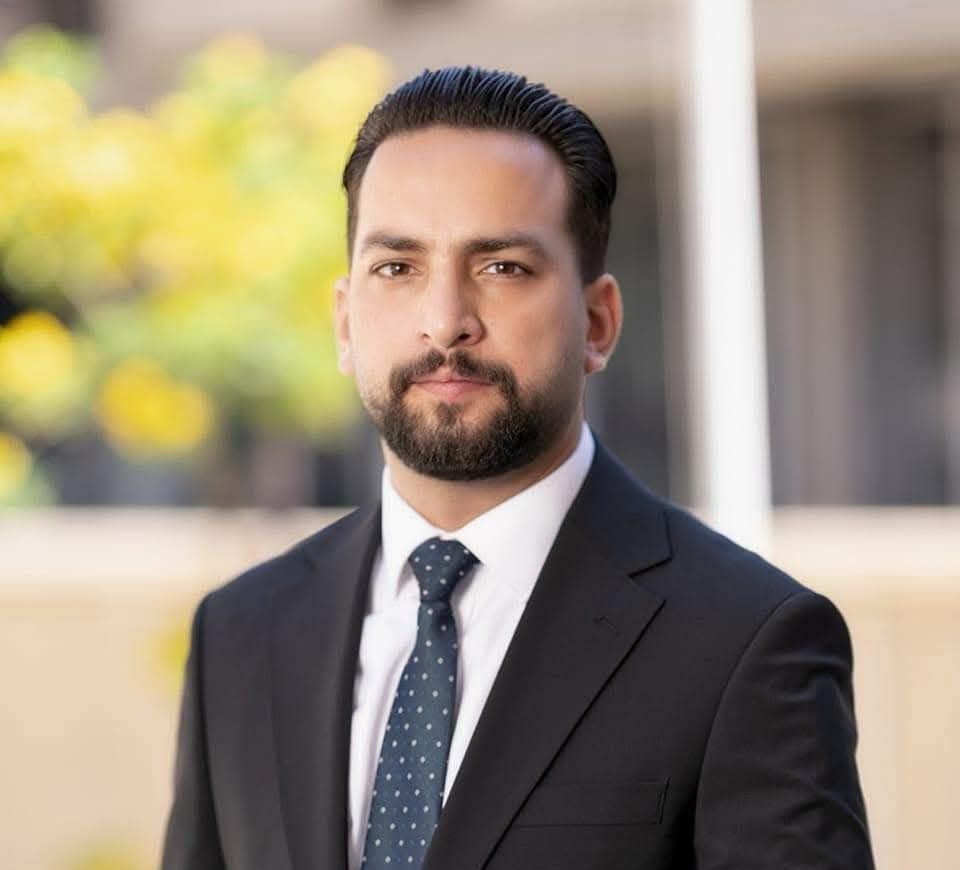 وسط التخبط وسوء الإدارة والفوضى التي أعتدنا على سماعها لأكثر من 22 عاماً، لازال الأبرياء في العراق يُقتلون بسبب "أرعن مسنود" وعدم وجود دولة حقيقية تُدير أمور البلد وتهتم بمصالح الشعب وتحفظ حقوقه.
رحم الله الشاب الإعلامي الأعزل "ليث محمد" الذي راح ضحية السلاح السائب وعدم فرض هيبة