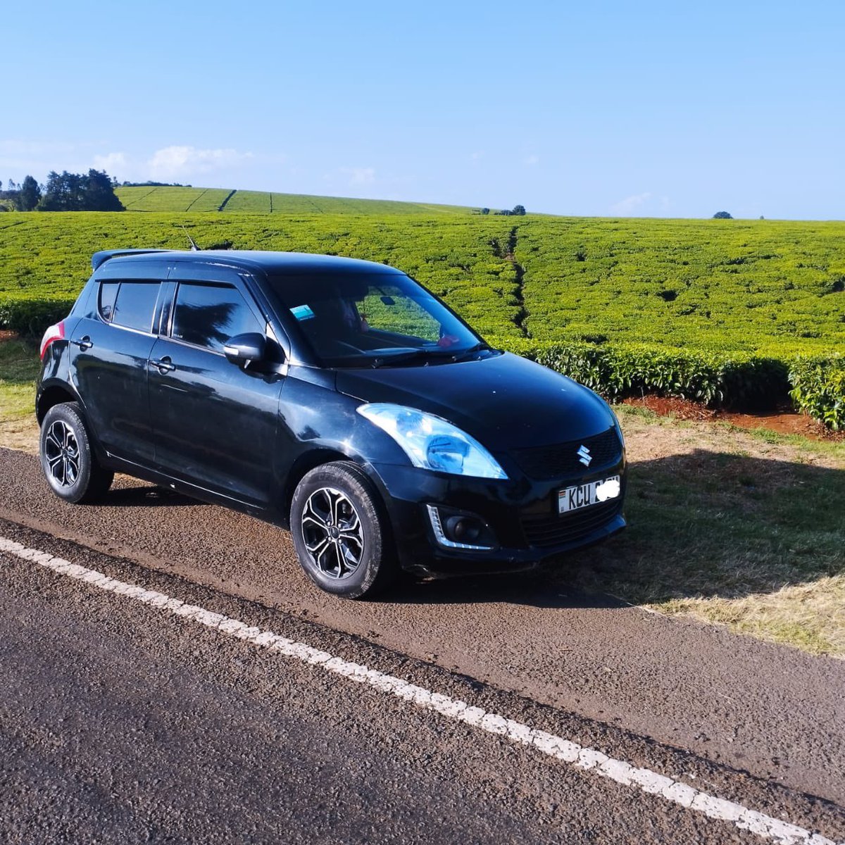patohvin's tweet photo. @Caradvicekenya SUZUKI SWIFT RS 
Yom 2012
1240 CC Petrol 
5 Speed Automatic Transmission 
2WD 
Original paint &amp; Accident free
Quality Heavy System 
Reverse Camera 
Aftermarket Alloy Rims 
New tyres
Full service history available 
One owner since importation 
Asking Price 630,000
☎️ 0717811402 https://t.co/uKRjOAVDbj