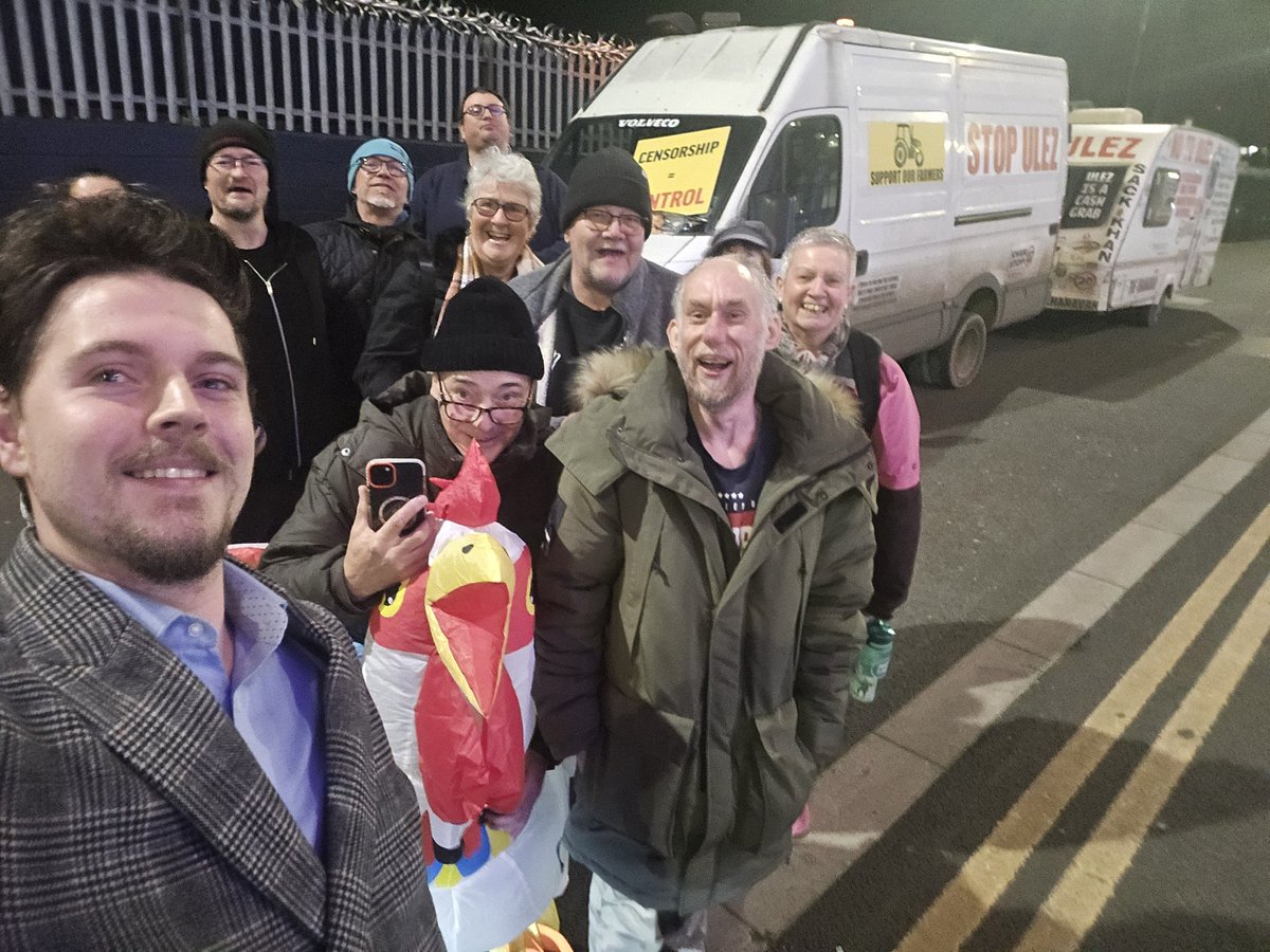 MGoodwinFreeman's tweet photo. I was so glad to see the #StopULEZ crew outside, again, as ever!👏 @AntiExtension
Since day dot you have been standing up for the millions of Londoners who are now being priced out every day for simply driving to work, do the shop or simply live. https://t.co/fShCrYaczu