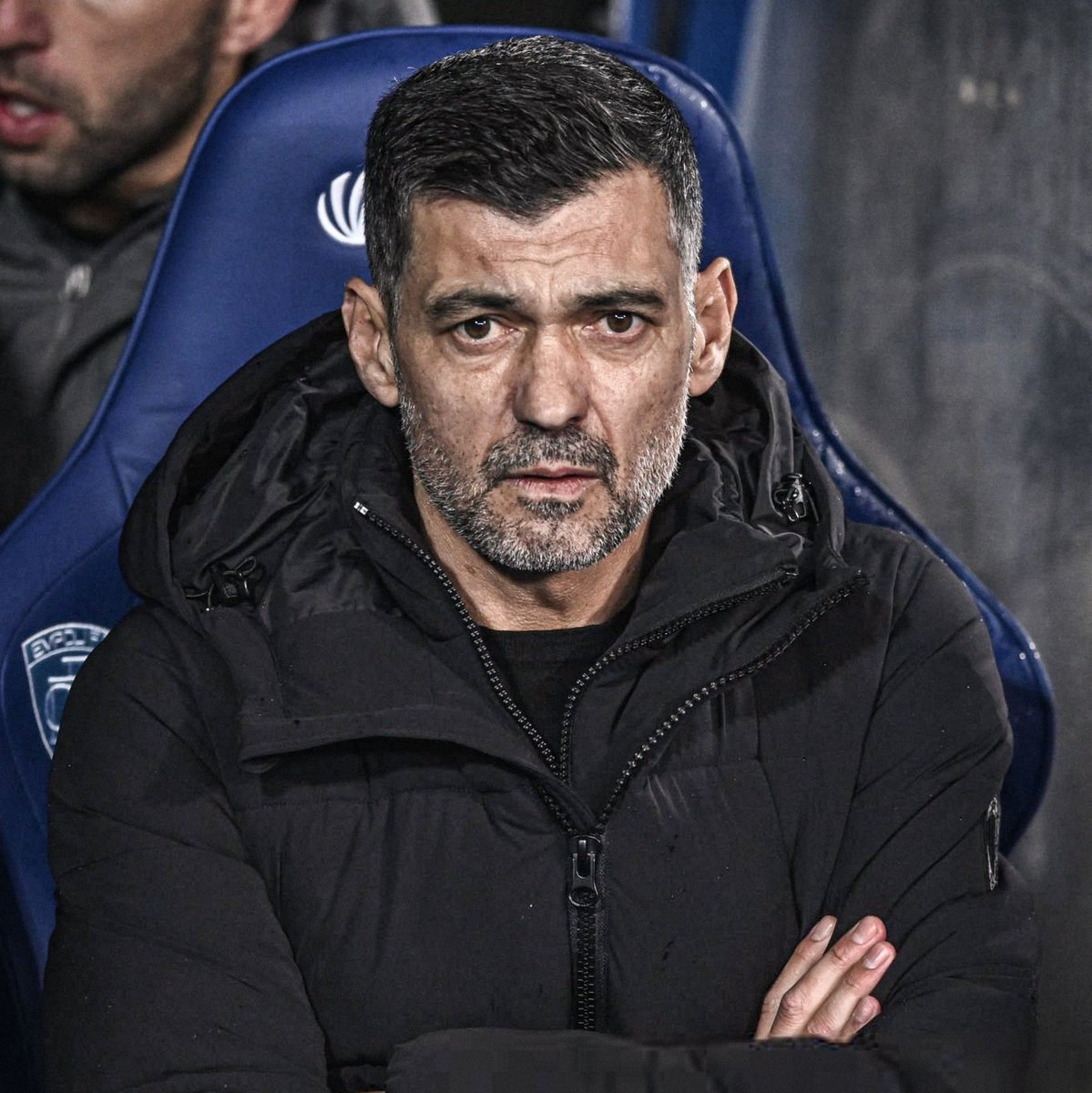 leuropefootball's tweet photo. Milan'da teknik direktör Conceiçao sadece mücadele edenlerle devam edeceğim mesajı vererek yarın farklı bir ilk 11 sahaya sürecek.

🎽 Theo, Leao, Fofana, Felix ve Gimenez'i yedek soyunduracak.

🚫 Maignan ve Pavlovic de cezası sebebiyle kadroda olmayacak.

(@Gazzetta_it) https://t.co/vX0mwJPxS3
