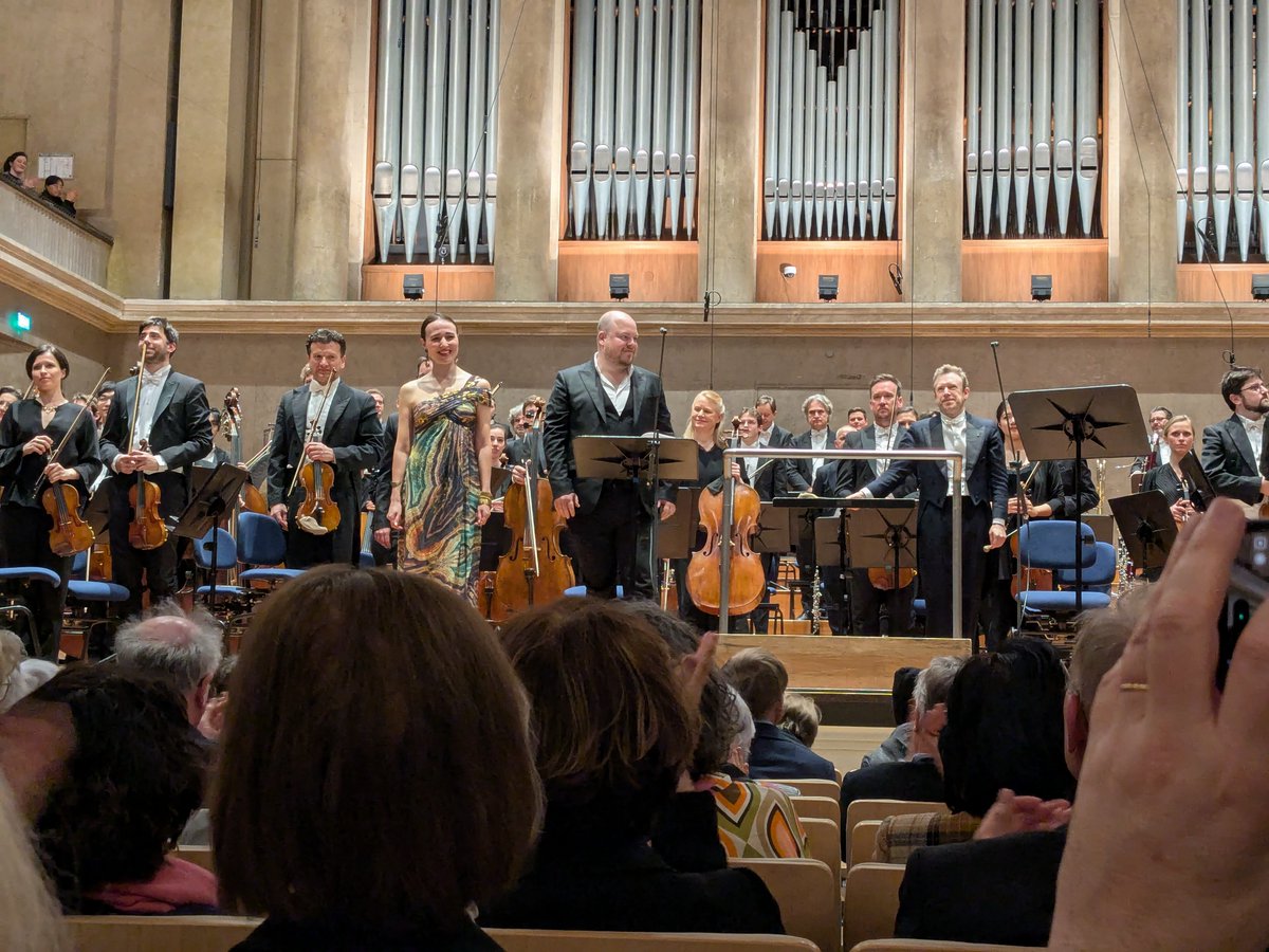 Robert Braunmüller (@rbraunmueller) on Twitter photo Endlich mal wieder ein Mezzo mit Alt-Charakteristik und guter Tiefe: <a href="/BarronFleur/">Fleur Barron</a> in Mahlers "Lied von der Erde" mit dem BR-Symphonieorchester unter Daniel Harding (Tenor: Andrew Staples). Davor eine sehr helle und klare Reformations-Symphonie. Endlich mal wieder ein Mezzo mit Alt-Charakteristik und guter Tiefe: <a href="/BarronFleur/">Fleur Barron</a> in Mahlers "Lied von der Erde" mit dem BR-Symphonieorchester unter Daniel Harding (Tenor: Andrew Staples). Davor eine sehr helle und klare Reformations-Symphonie.