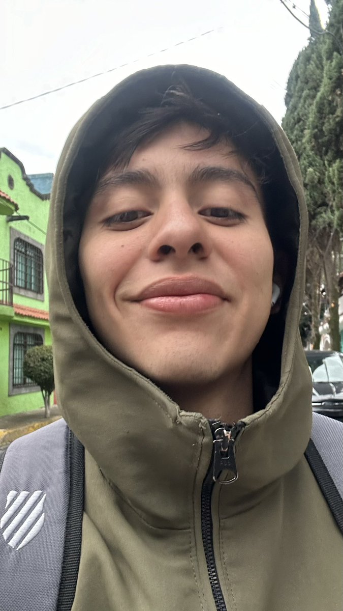 Si, aveces uso ropa y me veo lindo con ella🥱