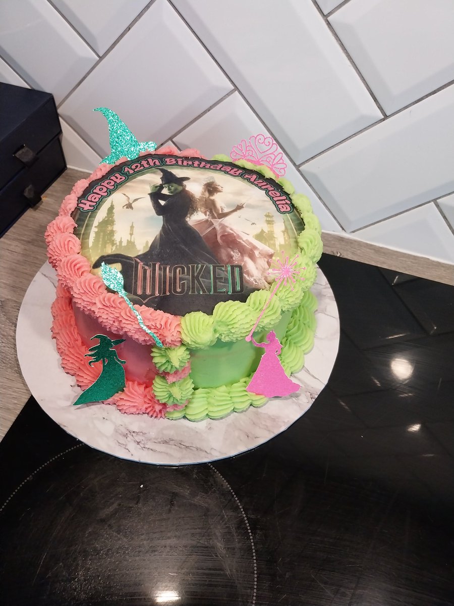 LPOOLE81's tweet photo. Lots of love from, Mum, Dad, Brother Theo, Cats Luna &amp; Lola and  All her Family. Could you do it abt 7.25 please. thank you m8 https://t.co/1IfnrojluV