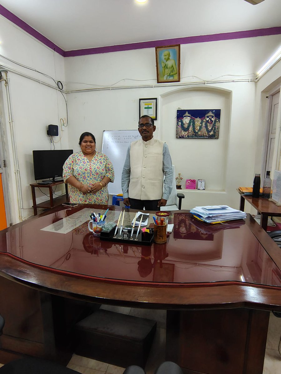 ମୟୁରଭଞ୍ଜର ଆଦିବାସୀମାନଙ୍କ କଳା-ସଂସ୍କୃତିକୁ ଦର୍ଶାଉଥିବା ଜାଲା ବୟନ ପଦ୍ଧତିରେ ପ୍ରସ୍ତୁତ ପାରମ୍ପରିକ ଫୁଟାବସ୍ତ୍ର ବୁଣାକାରଙ୍କ ଆର୍ଥିକ ସ୍ଥିତିରେ ଉନ୍ନତି  ଏବଂ   ହସ୍ତତନ୍ତକୁ ପ୍ରୋତ୍ସାହିତ କରିବା ପାଇଁ କାର୍ଯ୍ୟରତ ସରକାରୀ କର୍ମଚାରୀଙ୍କୁ ସପ୍ତାହରେ ସୋମବାର ଓ ଶୁକ୍ରବାର ହସ୍ତତନ୍ତ ପୋଷାକ ପରିଧାନରେ ଆସିବାକୁ ପରାମର୍ଶ ଦିଆଯାଇଛି ।