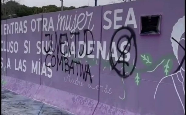 Ayer conocimos que los matones machistas del Frente Obrero han vandalizado el mural feminista de la UPO.

Si esta escoria nazi piensa que nos dan miedo se equivocan. Las estudiantes organizadas seguimos en lucha contra el machismo, el racismo y el fascismo. No pasarán.
