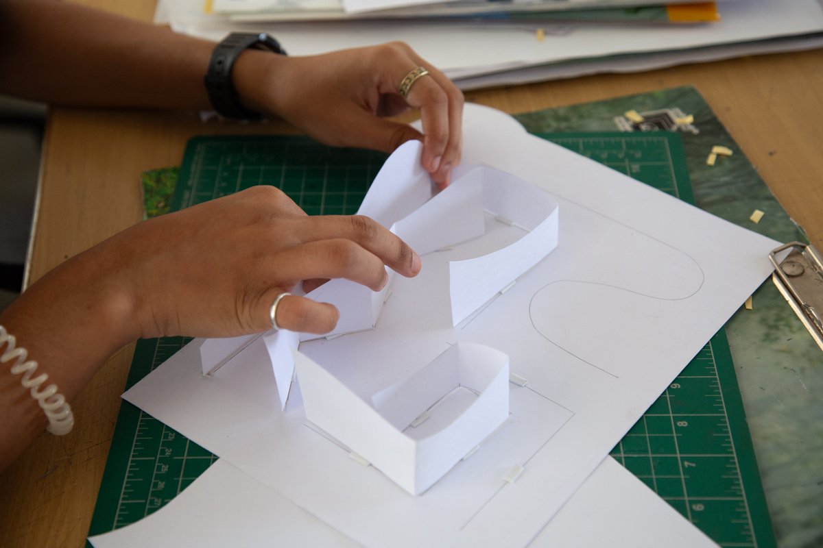 DJADdesign's tweet image. Design fundamentals with Mr.Venugopal, our visiting faculty!
Students explore the Elements of Design, mastering lines, shapes, colors &amp;amp; more. #DJAcademyOfDesign #ElementsOfDesign