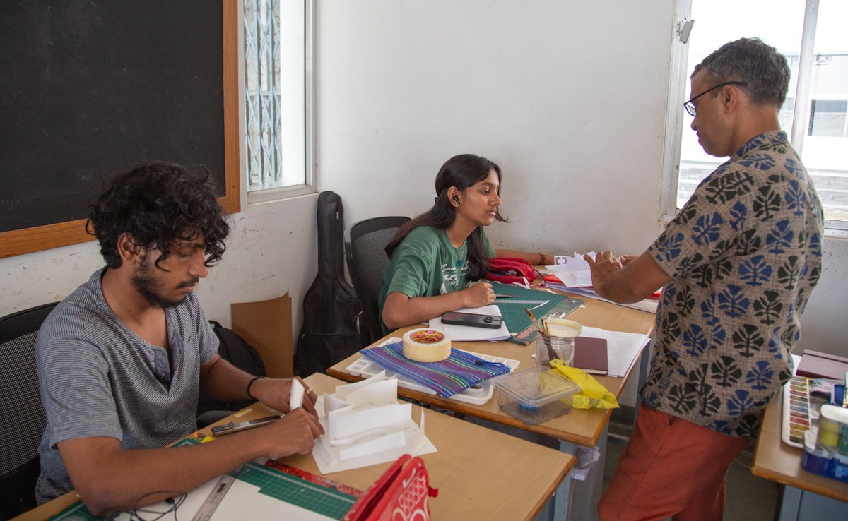 DJADdesign's tweet image. Design fundamentals with Mr.Venugopal, our visiting faculty!
Students explore the Elements of Design, mastering lines, shapes, colors &amp;amp; more. #DJAcademyOfDesign #ElementsOfDesign