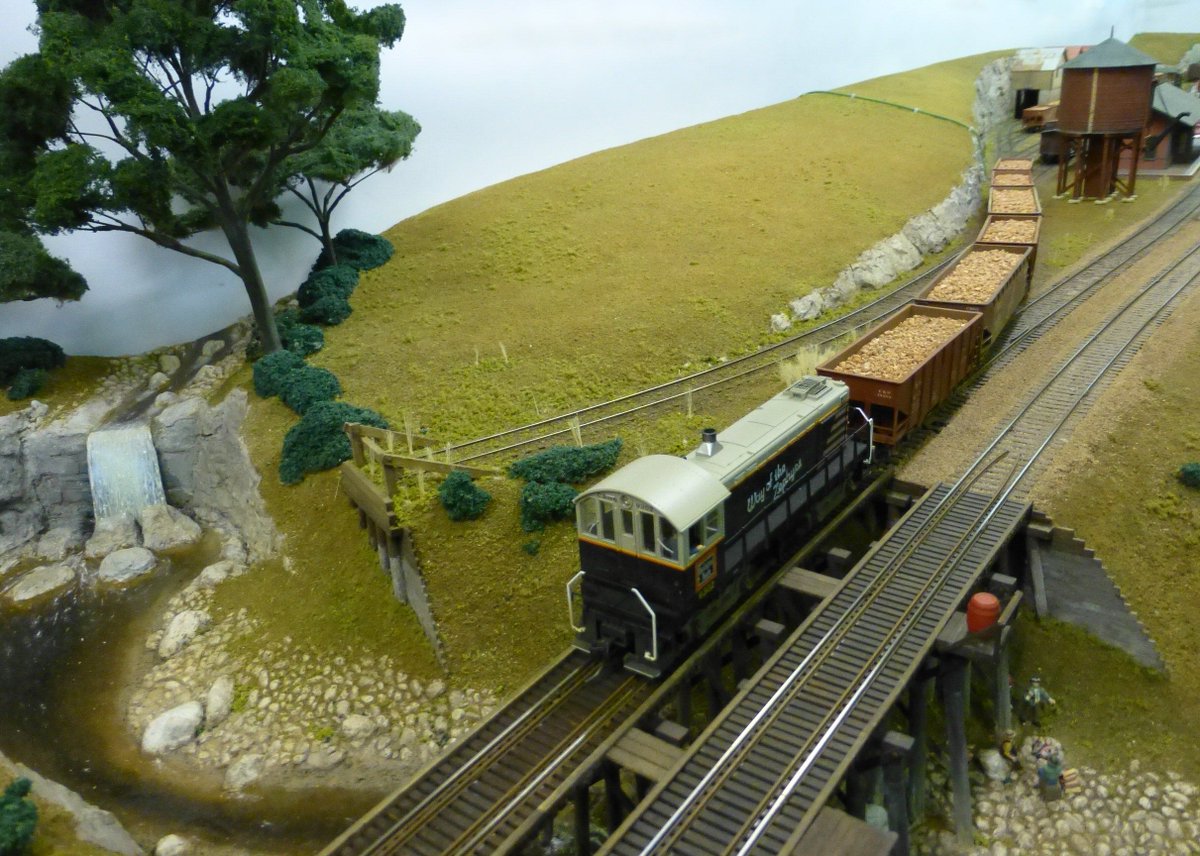 ModelRailClub's tweet photo. Horse Creek is a small settlement in southern #Wyoming, USA, where the Colorado and Southern Railway crosses the creek. F7 diesels are the main power along with some steam operation.
It's one of 40 layouts you can see at #LFRM25 - https://t.co/N5AiSAbuJH @nmraonline @nmrabr https://t.co/HhHV2rSyJo