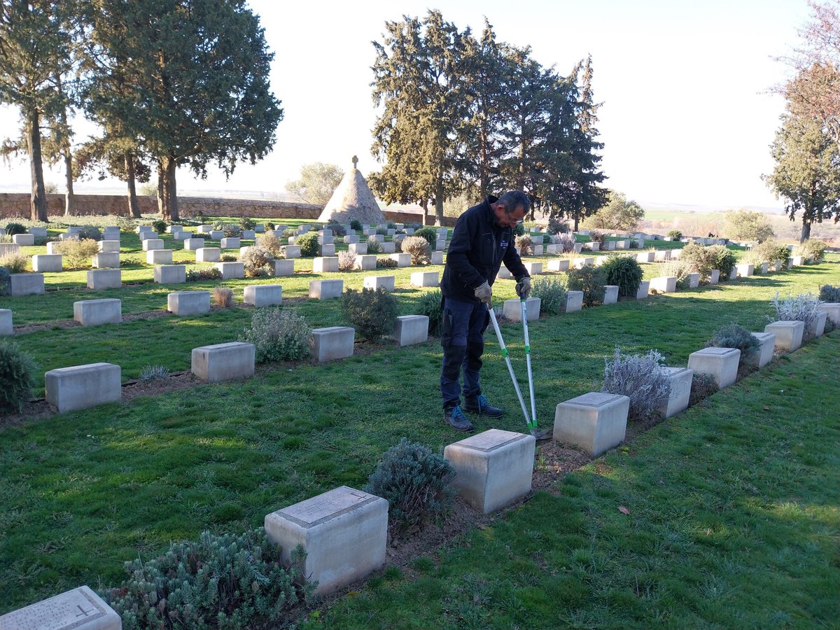 ChantzisNikos's tweet photo. Maintenance the SARIGOL MILITARY CEMETERY @CWGC by Hort team. https://t.co/WnbEsDUFCN