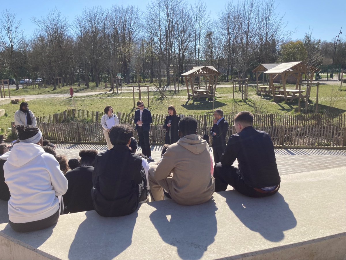 VillonCollege's tweet photo. Les éco-délégués de la cité scolaire visitent deux collèges à Noisy-le-Grand. Cette visite a permis aux élèves de découvrir des cours réaménagées dans d’autres établissements, d’échanger avec les élèves et de s’en inspirer pour leurs propres propositions d’aménagement 🌲 https://t.co/RZSD09pgx3